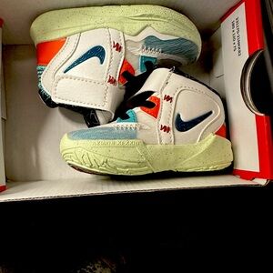 Brand new: KYRIE IRVIN (INFINITY) / Multi color,Hard bottoms